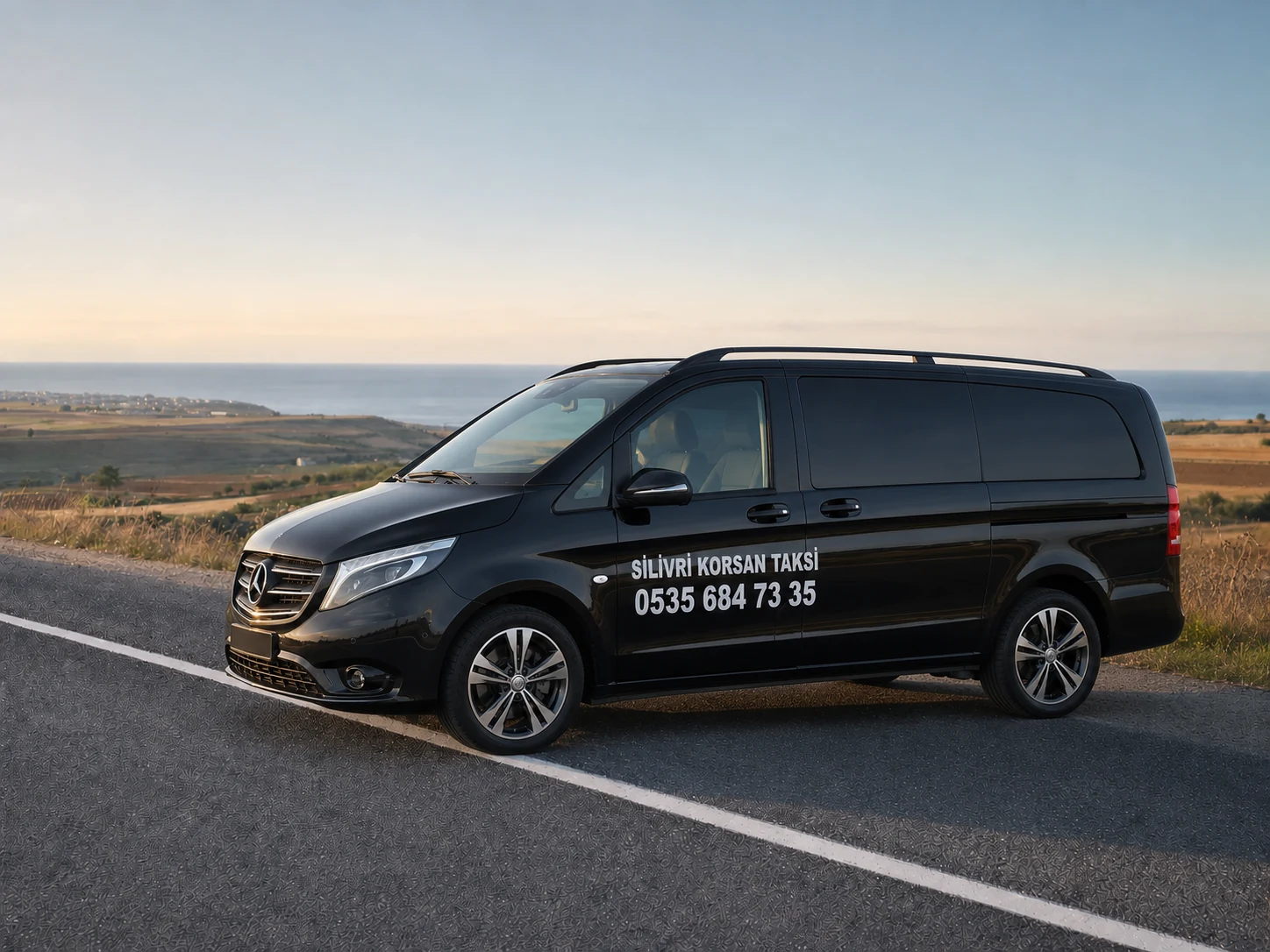 Silivri batı hattında SİLİVRİ KORSAN TAKSİ ve 0535 684 73 35 yazılı siyah Mercedes Vito